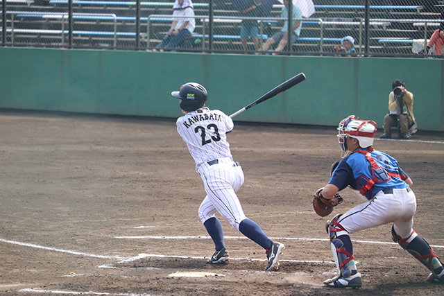 センター前安打を放つ川端友紀(九州ハニーズ)