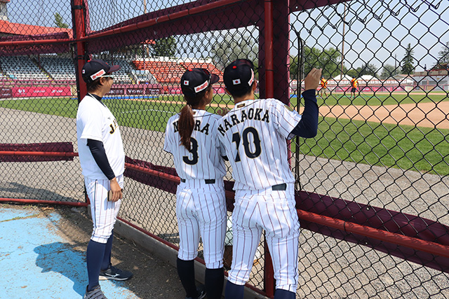 ポートアーサースタジアムを見学する選手たち