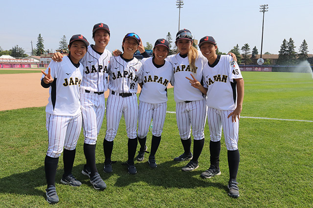 ポートアーサースタジアムを見学する選手たち