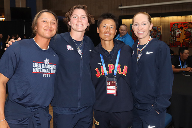 アメリカ代表の選手たちと里綾実(埼玉西武ライオンズ・レディース)