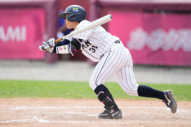 タイムリーを放つ長田朱也香(読売ジャイアンツ)