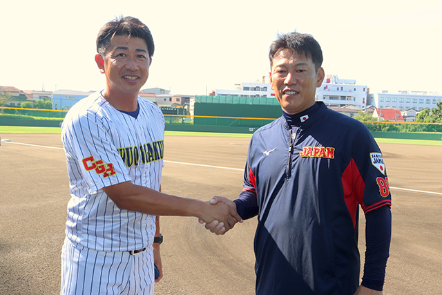 相馬幸樹監督(中央学院高)と井端弘和監督