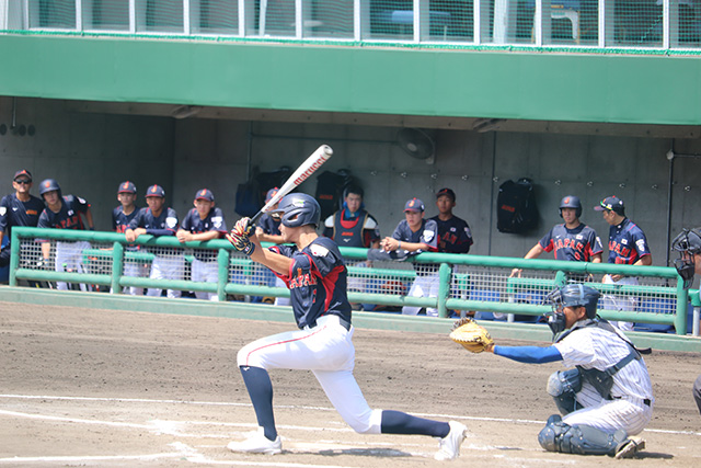 センター前安打を放つ今井幹太朗(東京城南ボーイズ)