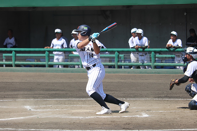 チーム初安打を放つ戸倉光揮(狭山西武ボーイズ)