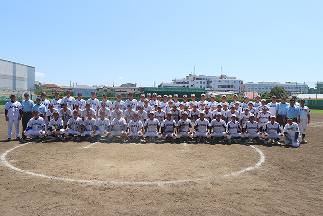 専大松戸、侍ジャパンU-15代表、審判団で記念撮影