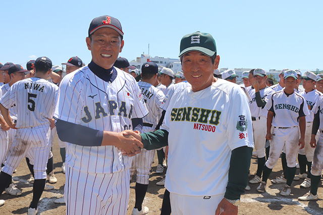 井端弘和監督と専大松戸高・持丸修一監督