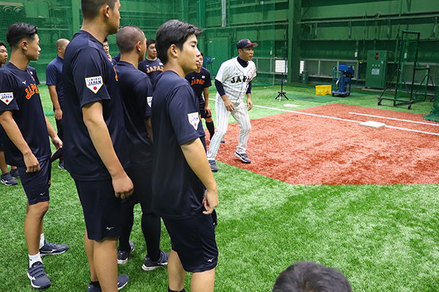 走塁指導をする井端弘和監督