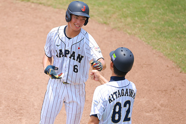 ライト線へ三塁打を放った川上慧(明石ボーイズ)