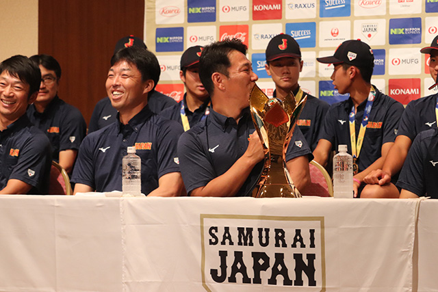 笑顔になる井端弘和監督ら首脳陣