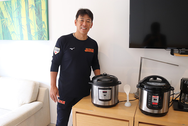 選手の補食用おにぎりの白米を自らとぐ井端弘和監督