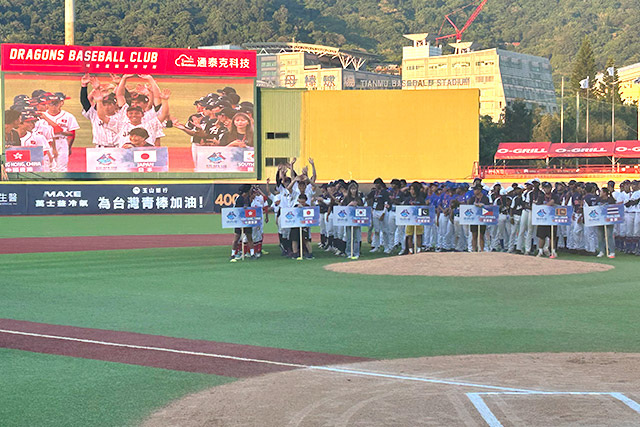 開会式で紹介のアナウンスに応える選手たち