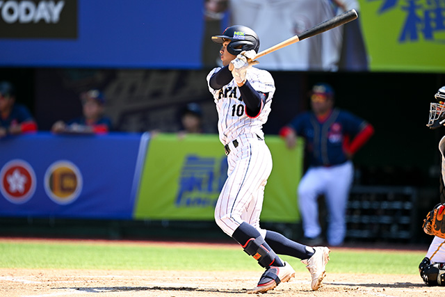 2点タイムリー三塁打を放つ宇野真仁朗(早稲田実高)