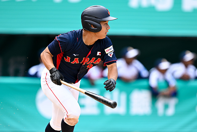 ランニング本塁打を放つ徳丸快晴(大阪桐蔭高)