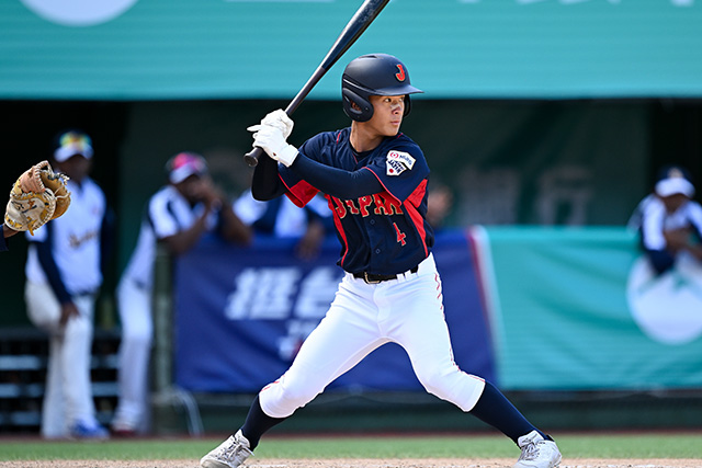 犠牲フライを放つ山畑真南斗(明徳義塾高)