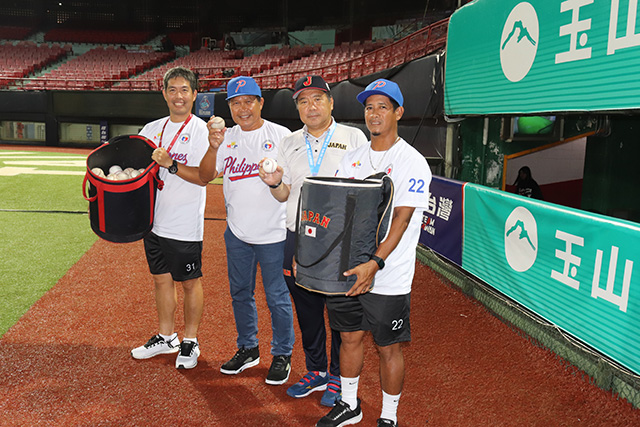 フィリピン代表へのボール贈呈を行う日本高校野球連盟・寶馨会長