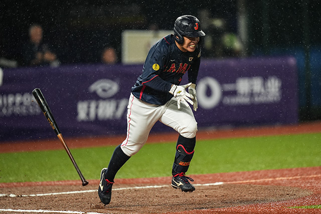 内野安打を放つ野口泰司(NTT東日本)
