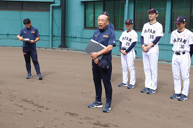 選手たちに挨拶をする全日本軟式野球連盟・小山吉男専務理事