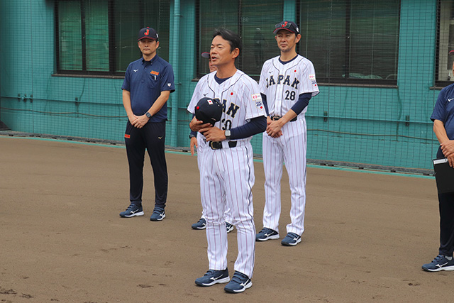 選手たちに挨拶をする仁志敏久監督