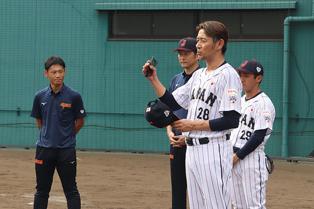 選手たちの今後にエールを送る江尻慎太郎投手コーチ