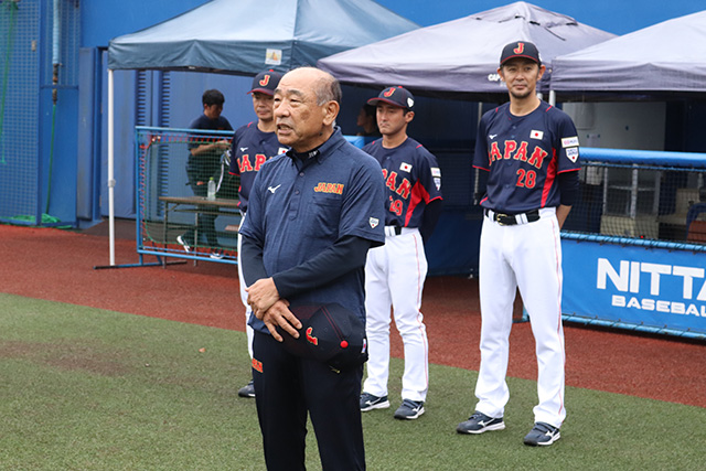 選手たちに挨拶をする全日本軟式野球連盟・小山吉男専務理事