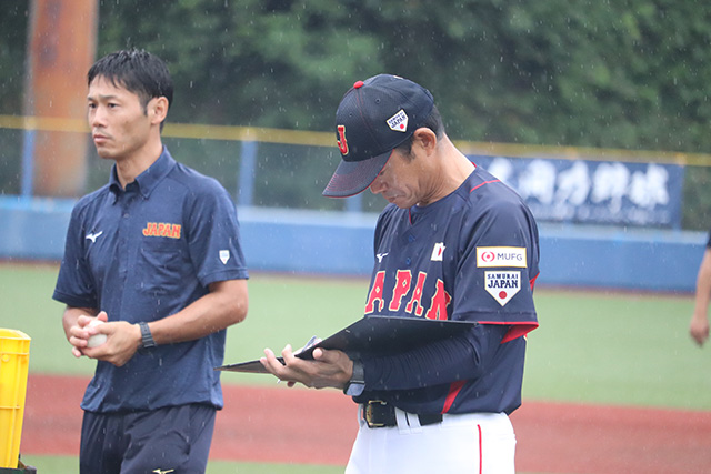 選手たちの動きをメモする仁志敏久監督