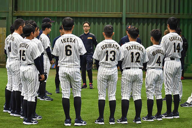 仁志敏久監督の話を聞く選手たち