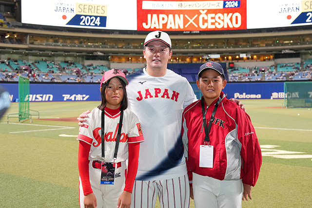 始球式を務めた小学生バッテリーと牧秀悟(横浜DeNAベイスターズ)