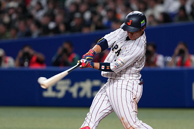 坂倉将吾(広島東洋カープ)が二塁打でチャンスメイク