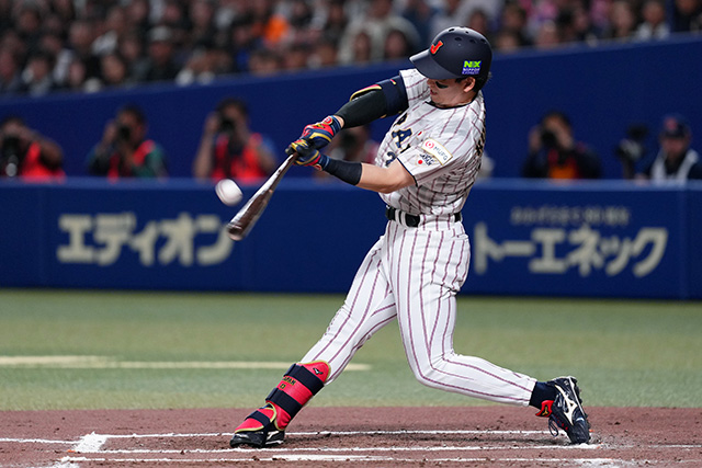 勝ち越しの犠飛を放つ栗原陵矢(福岡ソフトバンクホークス)
