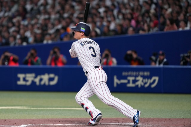 タイムリーを放つ清宮幸太郎(北海道日本ハムファイターズ)