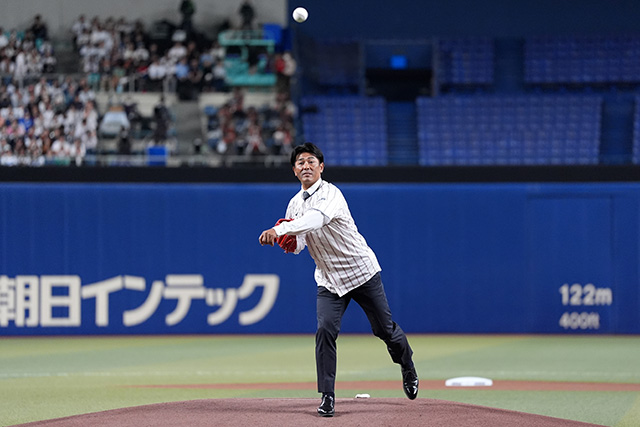 始球式を務めた稲葉篤紀さん