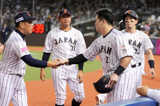 逆転打を放った牧秀悟(DeNA)を称える井端弘和監督