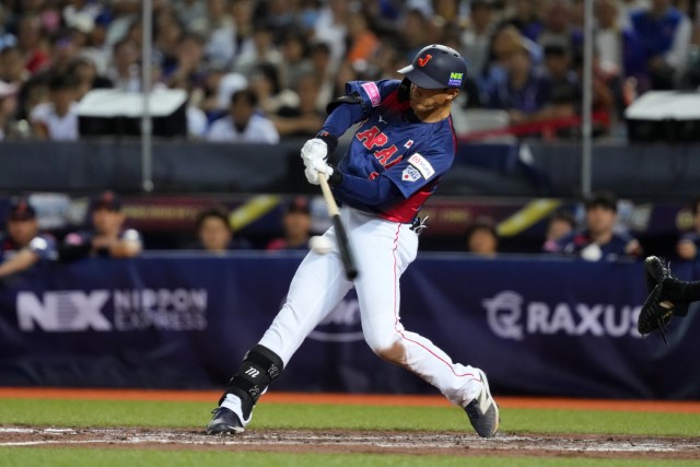 タイムリー二塁打を放つ辰己涼介(楽天)