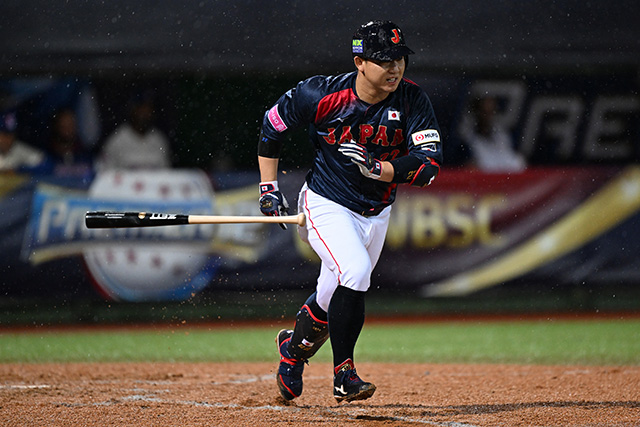 タイムリーを放つ古賀悠斗(西武)