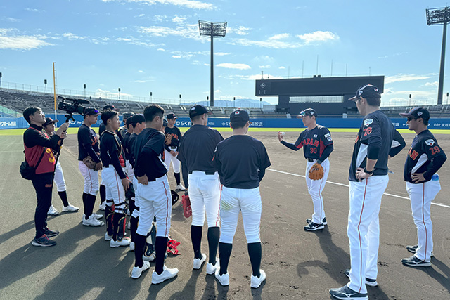 仁志敏久監督の話を聞く選手