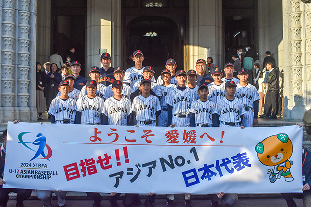愛媛県庁前での記念撮影