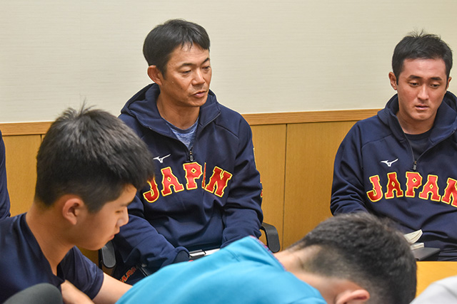 選手を見守る仁志敏久監督