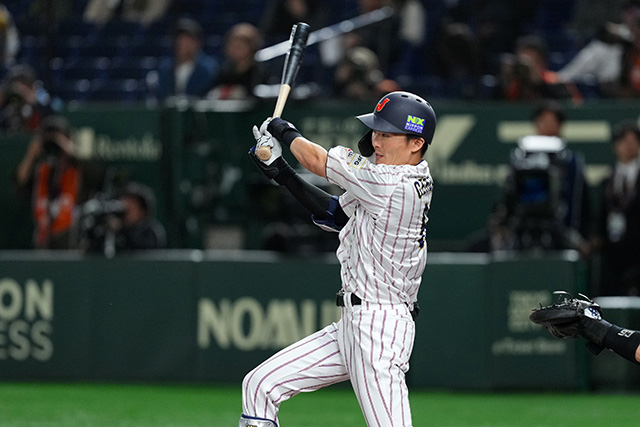 ヒットを放つ源田壮亮(西武)