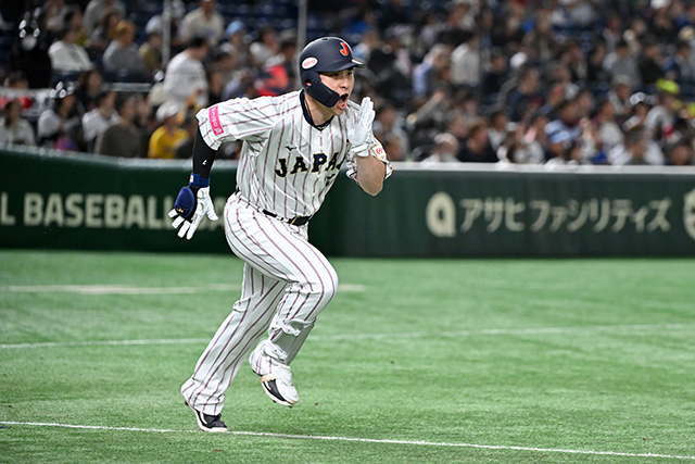 ヒットを放った佐野恵太(DeNA)