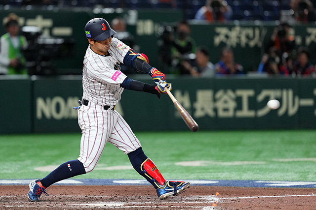 ヒットを放つ桑原将志(DeNA)