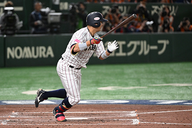 ヒットを放つ佐藤都志也(ロッテ)
