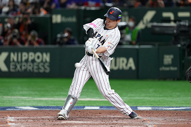 内野安打を放つ佐野恵太(DeNA)
