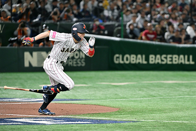 内野安打を放つ五十幡亮汰(日本ハム)