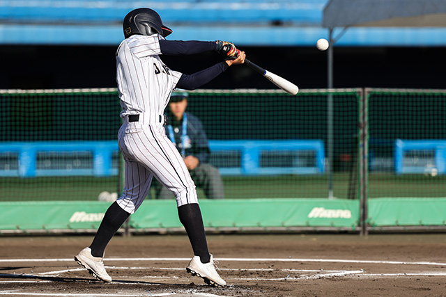 タイムリー二塁打を放つ漆崎一輝(ドラゴン中藤スポーツ少年団)