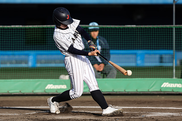 タイムリー二塁打を放つ西谷内駿希(松任若体スーパースターズ)