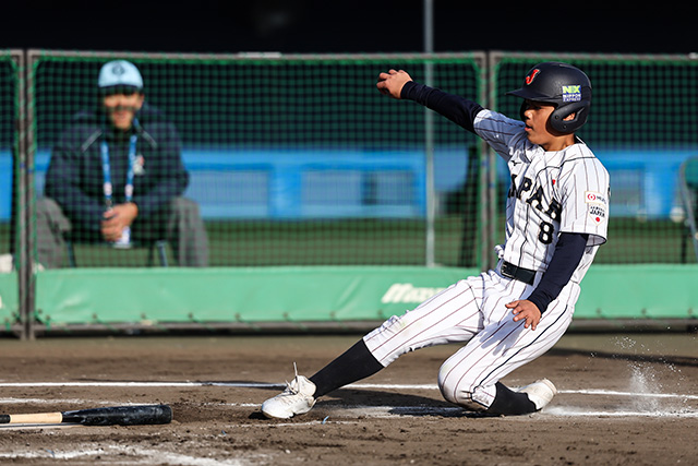 ホームに生還する中村豪志(枝吉パワーズ)