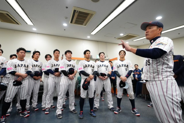 選手たちに話をする井端弘和監督