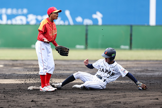 盗塁に成功する杉浦颯真(保々ジュニヤーズ)