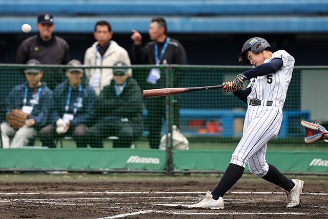 二塁打を放つ藤原虎之助(深川一已バトルス)