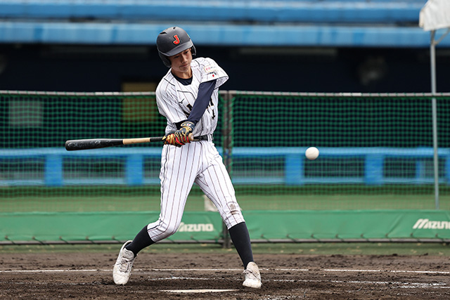 タイムリー二塁打を放つ石﨑悠士郎(本郷北学童野球クラブ)